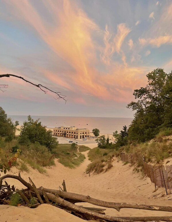 Platja a a prop i tovalloles de platja