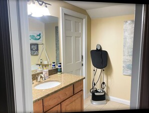 Ducha, secador de pelo, toallas, jabón