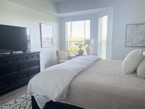 3 bedrooms, WiFi, bed sheets - Pelican Landing Updated Condo with Private Beach Access (Bonita Springs)