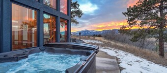 6k SQ. FT./ 72 Acre Wildlife Preserve/ Hot Tub/ Grand Views