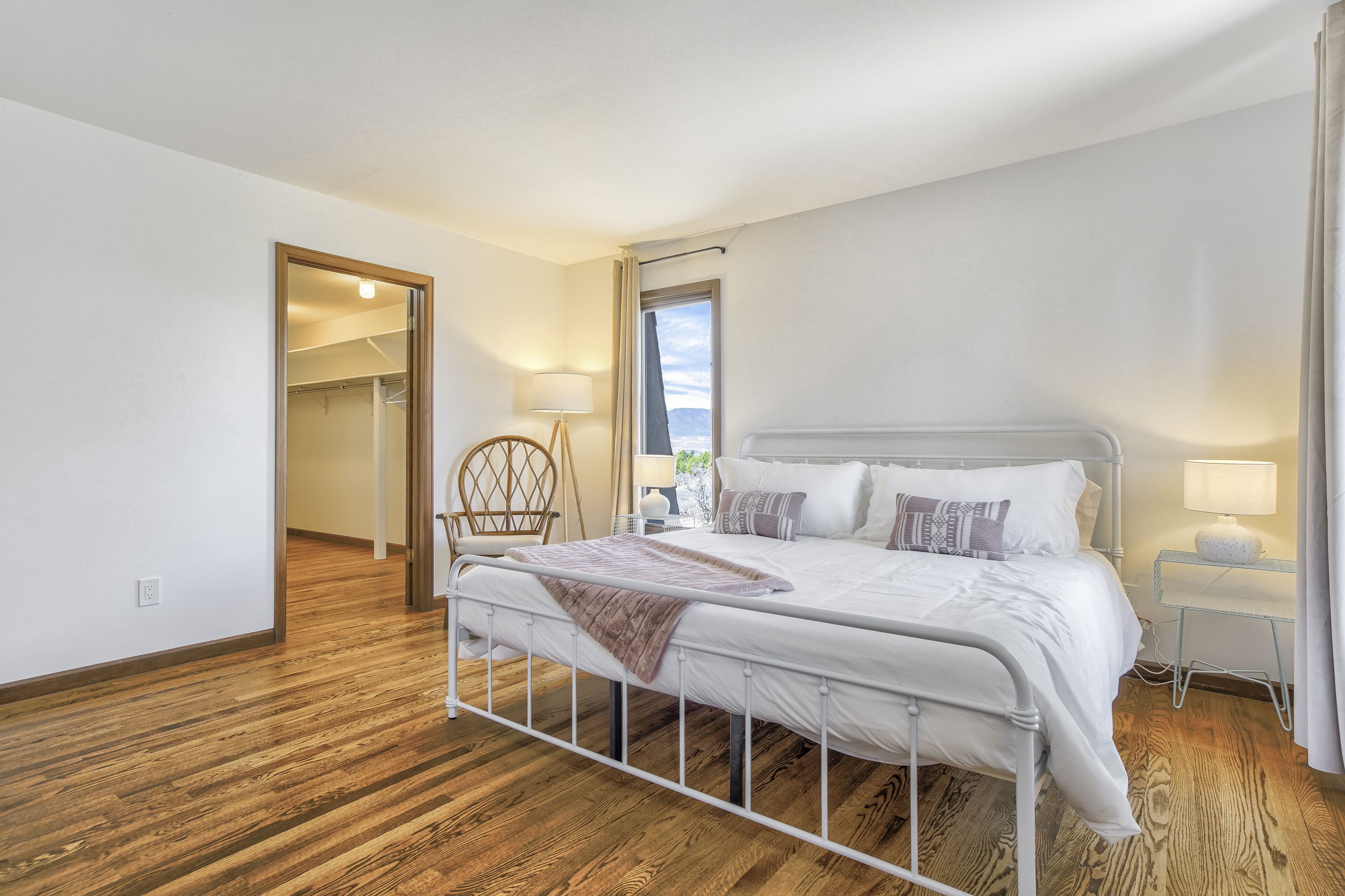 5 bedrooms, desk, iron/ironing board, travel crib