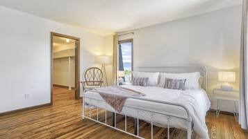 5 bedrooms, desk, iron/ironing board, travel crib