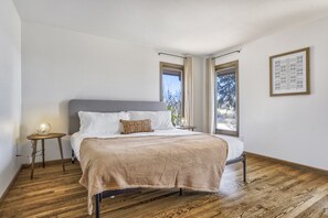 5 bedrooms, desk, iron/ironing board, travel cot