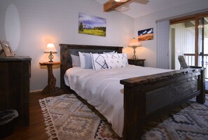 3 bedrooms, iron/ironing board, free WiFi, bed sheets - 3br/2Ba,Mt view,hot tub,free shuttle!
Winter is on the way! (Crested Butte)