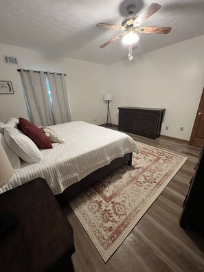 2 bedrooms, travel cot, free WiFi, bed sheets