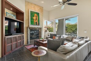 スマートテレビ、暖炉、ステレオ、書斎 / ワークスペース