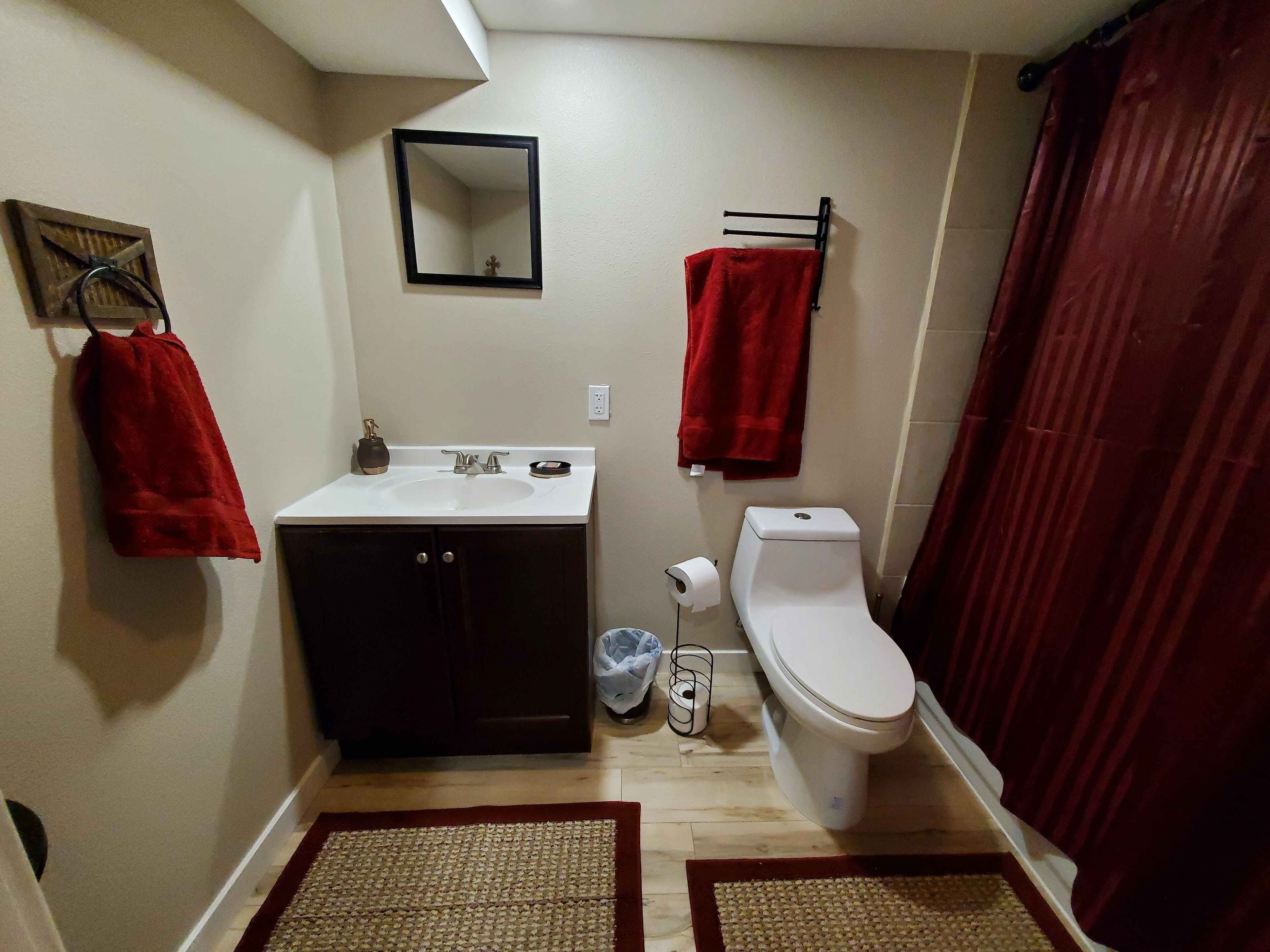 Secador de pelo, toallas, jabón y champú