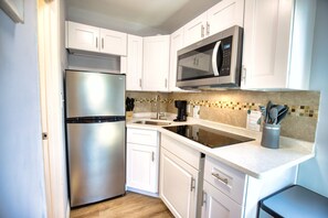 Refrigerador, microondas, placa de cocina, cafetera/tetera