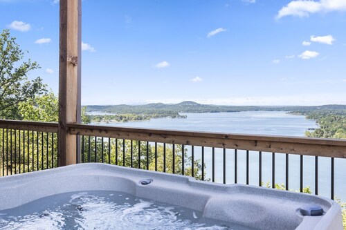 Lake View Retreat with Indoor Pool, Theatre, Game Room & Free Daily Tickets
