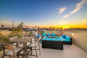 Outdoor dining - Stunning South Mission Home with Private Rooftop & Ocean Views (San Diego)