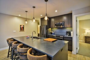 Een koelkast, een magnetron, een oven, een kookplaat