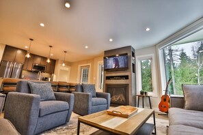 Een smart-tv en een open haard