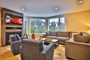 Smart TV, fireplace