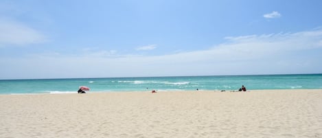 在海滩、沙滩椅、沙滩毛巾