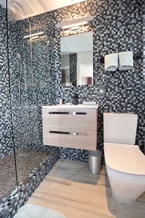 Shower, hair dryer, towels, soap - Remodeled Beachfront Studio w/ Beach Essentials. Just steps from the beach! (Miami Beach)