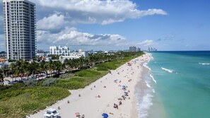 En la playa, camastros y toallas de playa