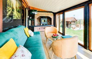 Smart TV, fireplace, stereo