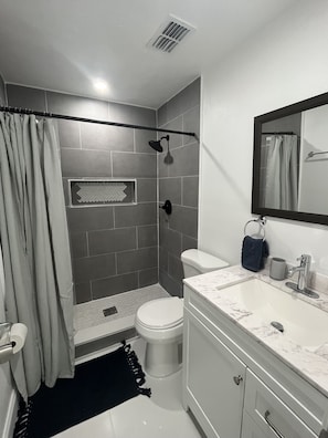 Shower, hair dryer, towels, soap - Palmetto Breeze-Coastal Retreat, Pet Friendly! Complete Refresh (Edgewater)