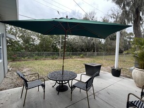 Outdoor dining - Palmetto Breeze-Coastal Retreat, Pet Friendly! Complete Refresh (Edgewater)