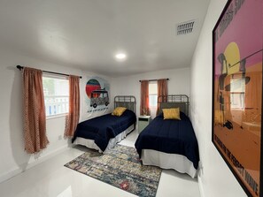 3 bedrooms, desk, travel cot, free WiFi - Palmetto Breeze-Coastal Retreat, Pet Friendly! Complete Refresh (Edgewater)
