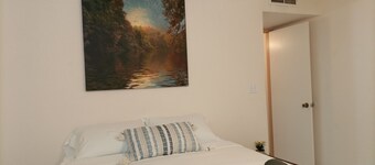 Cheerful Home, Comfy Entertainment Spaces; Family-Pet friendly & Great Location!