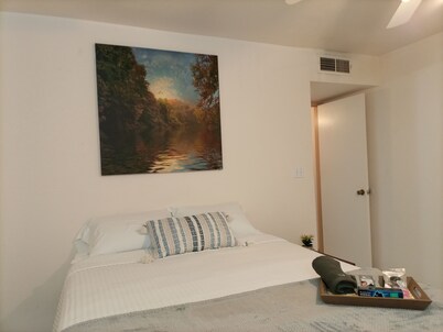 Cheerful Home, Comfy Entertainment Spaces; Family-Pet friendly & Great Location!