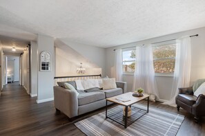 Living area - Charming 3-Bedroom Retreat Near Indianapolis (Plainfield)