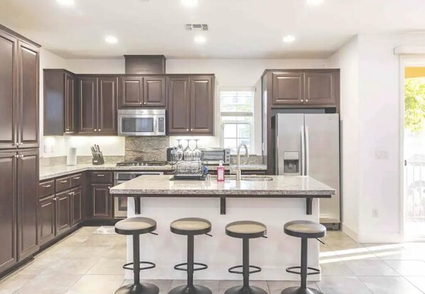 Private kitchen - Extravagant house (Hayward)