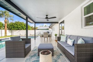 Outdoor dining - Stylish Home w/ Heated Pool & Yard - Walk to Park & Tennis Court (Naples)