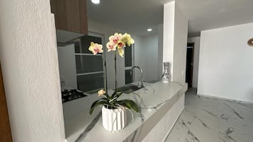 Departamento Confort | Cocineta privada | Refrigerador con congelador, lavavajillas y utensilios de cocina