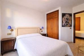 3 bedrooms, desk, iron/ironing board, travel cot