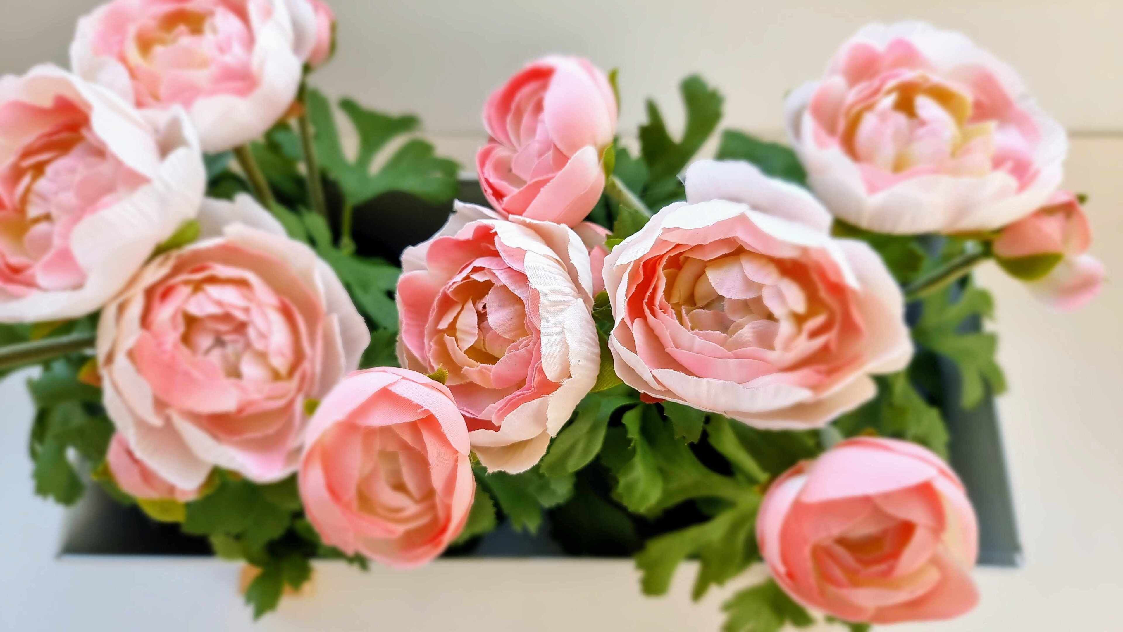 Un bouquet de fleurs roses et blanches dans un vase.