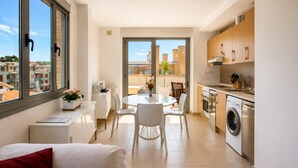 Un apartamento moderno con comedor, cocina y vistas a la ciudad.