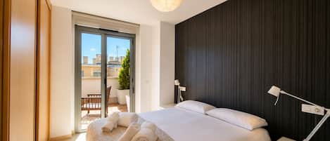 2 habitaciones, escritorio y tabla de planchar con plancha