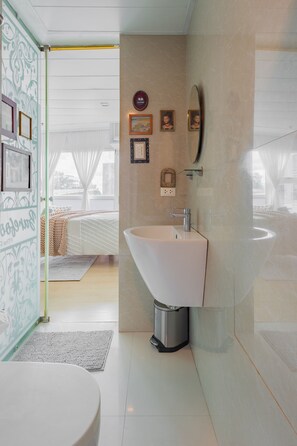 Hårføner, håndklær, såpe og toalettpapir