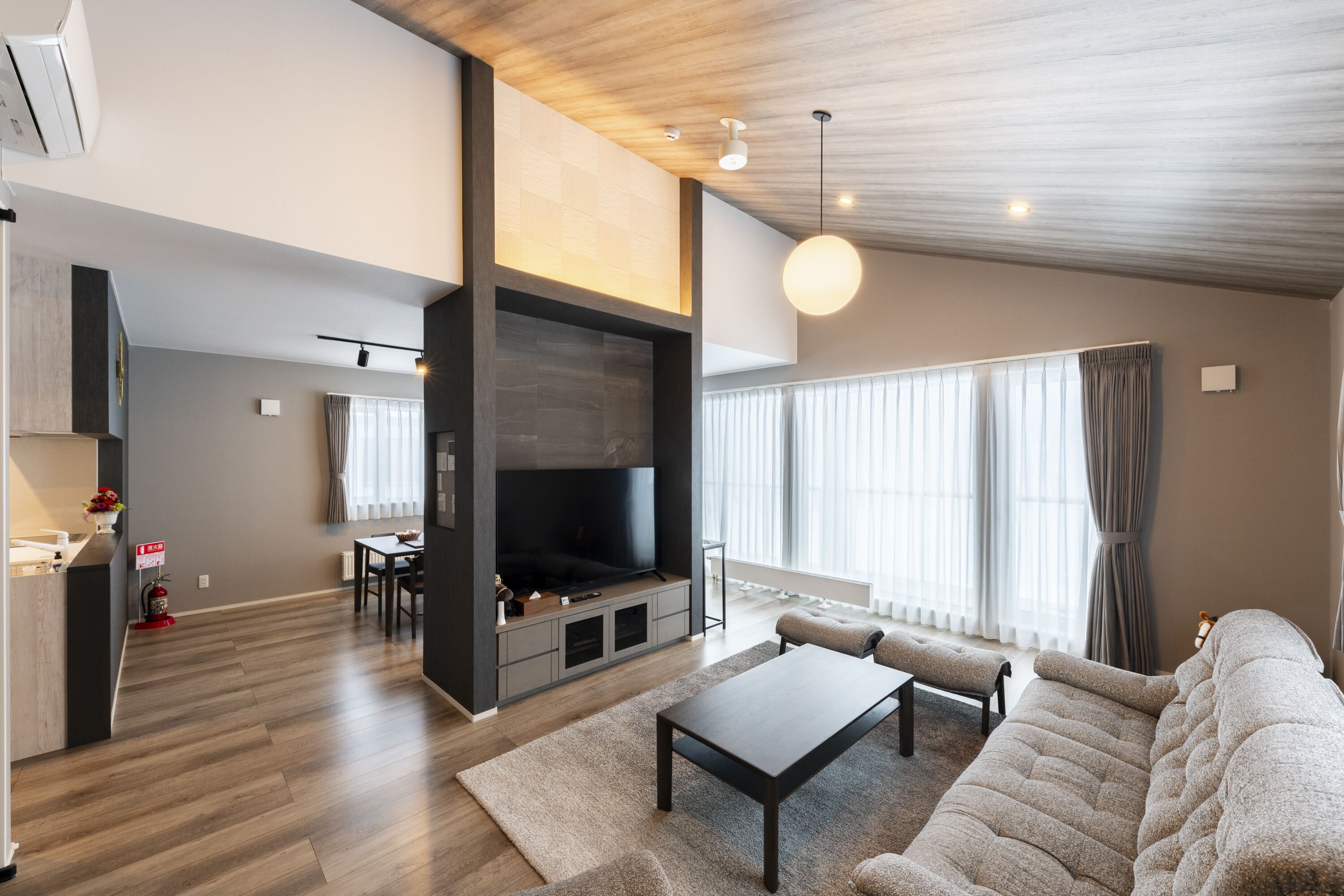 Biệt thự Cao cấp | Khu phòng khách | TV màn hình phẳng 