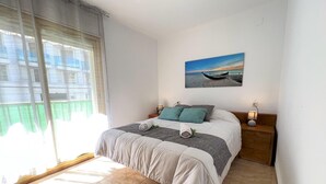 1 habitación, tabla de planchar con plancha y ropa de cama 