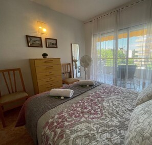 2 soverom, strykejern/-brett og sengetøy