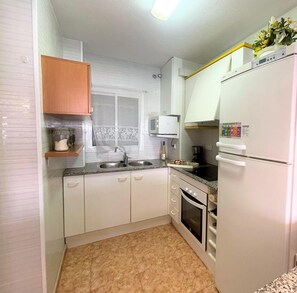 Kjøleskap, mikrobølgeovn, ovn og kaffetrakter/tekoker