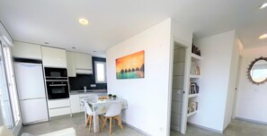Kühlschrank, Mikrowelle, Ofen, Geschirrspüler