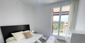 3 makuuhuonetta, silitysrauta/-lauta, vuodevaatteet