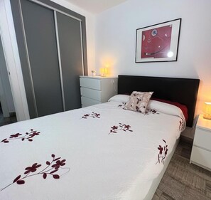 2 bedrooms, iron/ironing board, internet, bed sheets