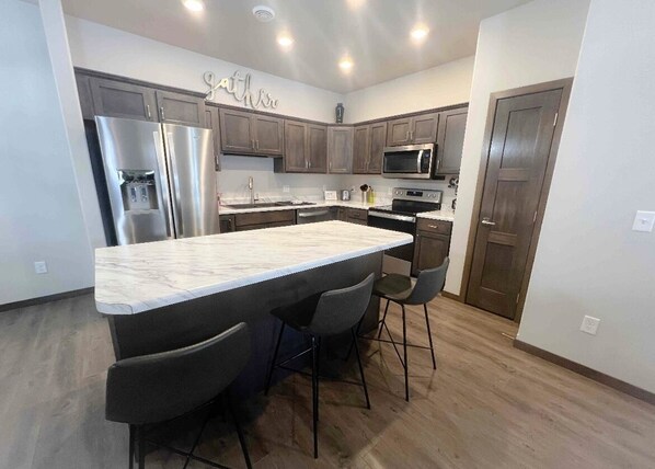 Fridge, microwave, oven, stovetop - Relaxing Townhouse Getaway with great location in Sioux Falls. (Sioux Falls)