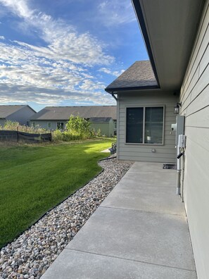 Property grounds - Relaxing Townhouse Getaway with great location in Sioux Falls. (Sioux Falls)