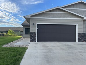 Exterior - Relaxing Townhouse Getaway with great location in Sioux Falls. (Sioux Falls)