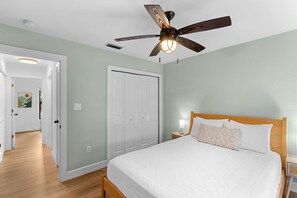 3 bedrooms, iron/ironing board, travel crib, free WiFi - Close to Everything! Stylish Home w/ Pool & Spa (Naples)