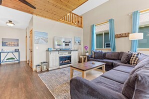 Smart-tv, een open haard, videospelletjes en een tafeltennistafel