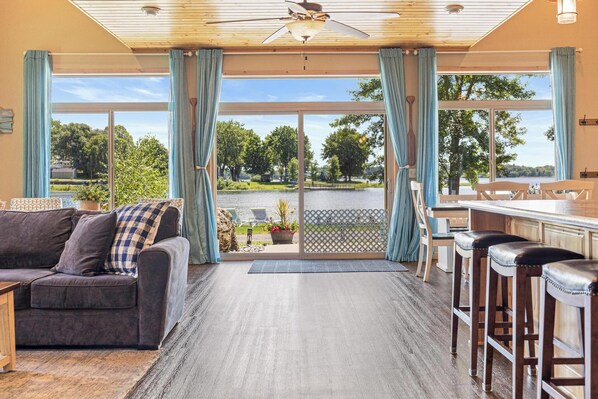 Smart-tv, een open haard, videospelletjes en een tafeltennistafel