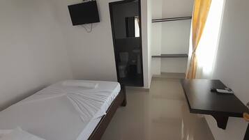 Basic Single Room | Desk, free WiFi