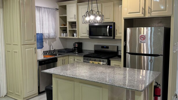 Departamento presidencial | Cocina privada | Refrigerador con congelador, microondas, horno y lavavajillas
